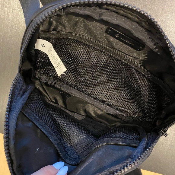 * SOLD * black lululemon everywhere belt bag - Picture 2 of 2